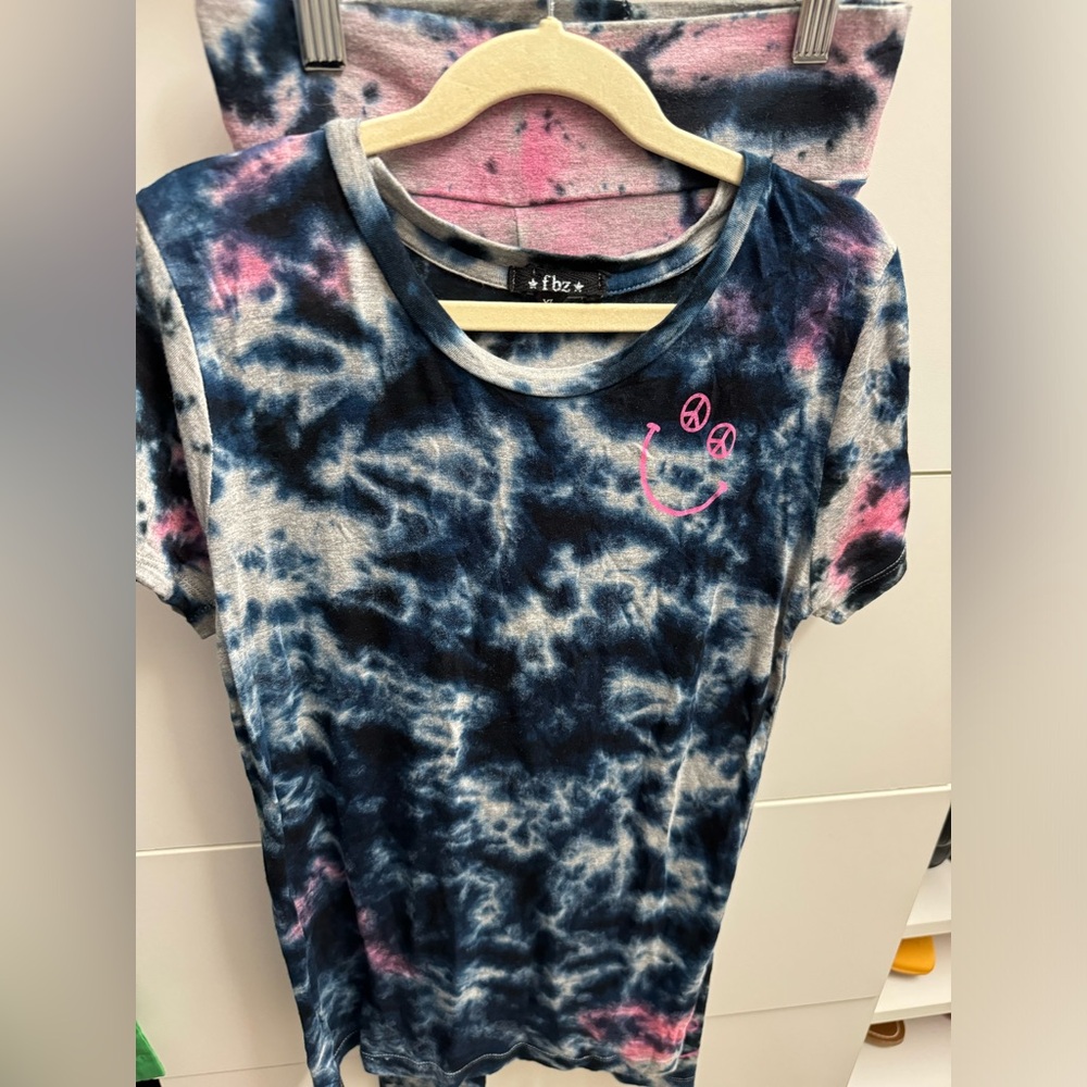 Flowers by Zoe tie dye happy face leggings and tee size 12-16. Runs slim